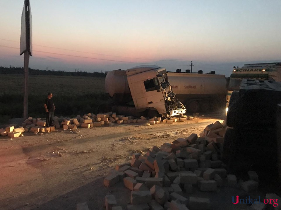 Yanacaq daşıyan maşın  "Kamaz"a çırpıldı - Xəsarət alan var