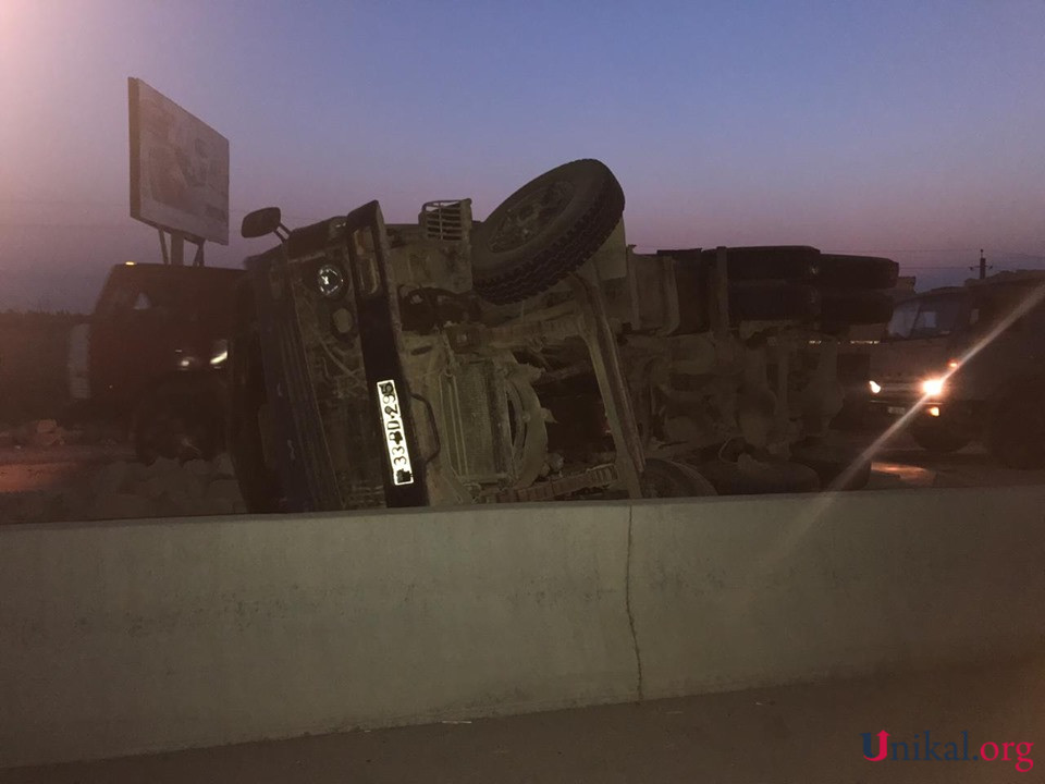 Yanacaq daşıyan maşın  "Kamaz"a çırpıldı - Xəsarət alan var