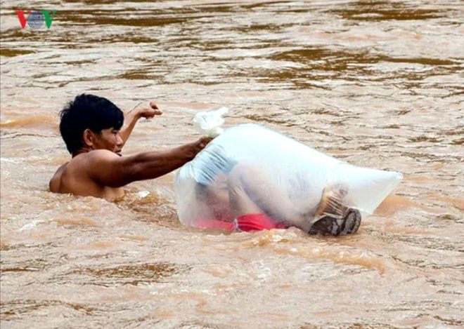 Uşaqları sellofan paketlərə büküb çaya atırlar - FOTO