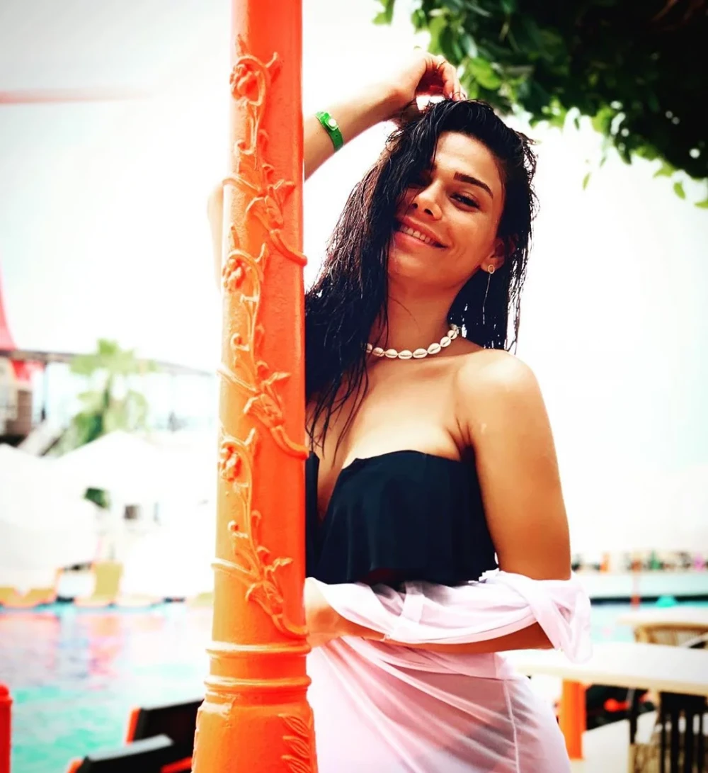 Rəqsanənin qızı yenə soyundu - “Həyat sevincə gözəl”  (FOTO)