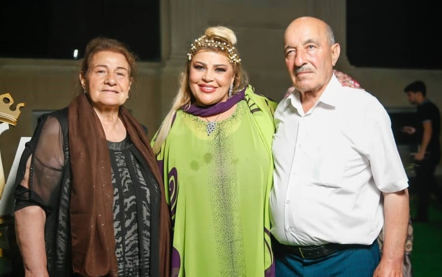 Mətanət İsgəndərli valideynləri ilə - FOTO