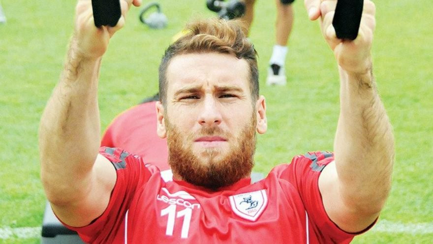 Klub prezidentinin mühavizəçisi futbolçunu vəhşicəsinə döydü - FOTO