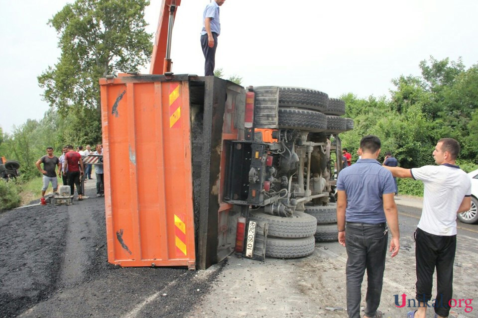 Göyçayda zəncirvari QƏZA: İki “KamAZ” aşdı