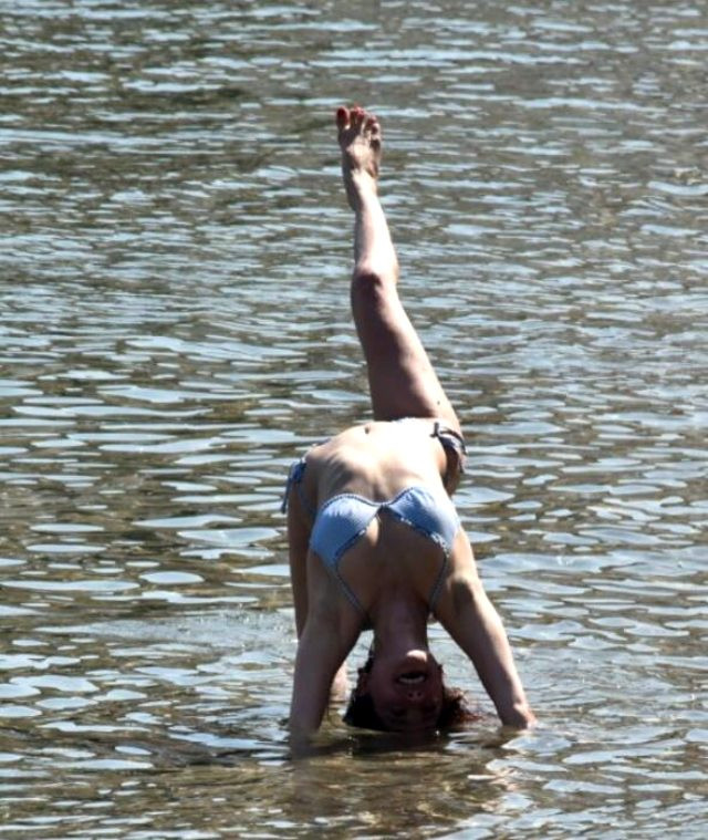 Çimərlikdə akrobatik hərəkətlər etdi - FOTOLAR