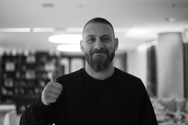 Fanatı olduğu futbolçunun adını buzova qoydu - FOTO