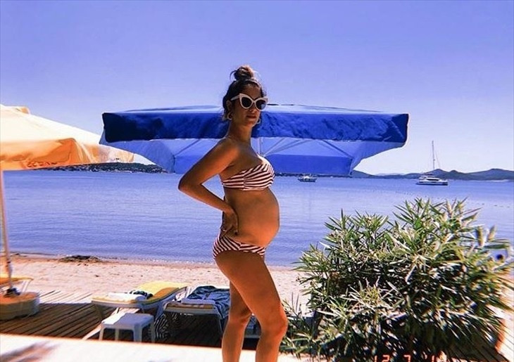 Hazal Kaya ilk dəfə hamilə fotosunu paylaşdı - FOTO