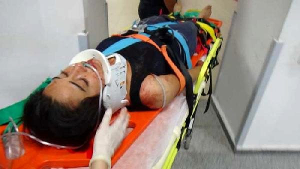 Kişi arvadını boğazından BIÇAQLADI - Qapını gec açdığı üçün  (FOTO)