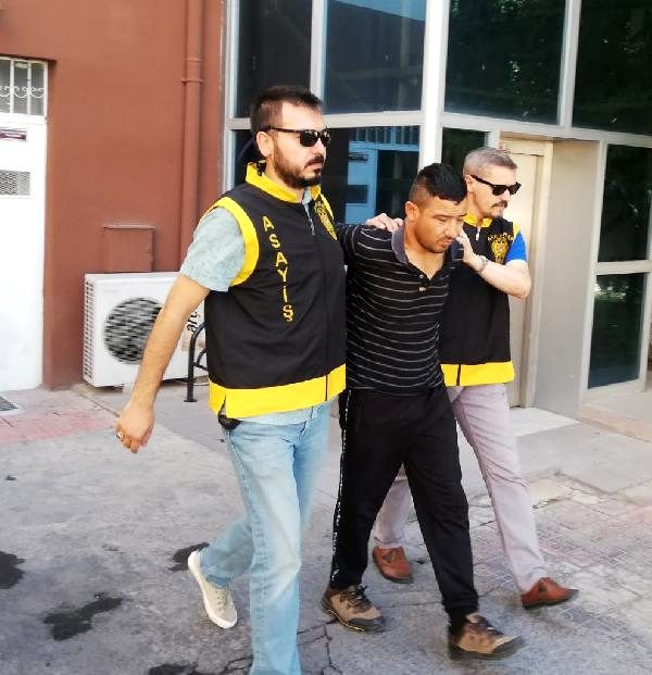 Kişi arvadını boğazından BIÇAQLADI - Qapını gec açdığı üçün  (FOTO)