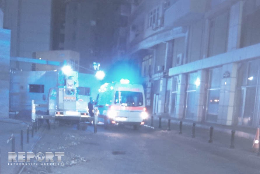 Bakıda qadın 6-cı mərtəbədən yıxıldı - sağ qaldı (FOTOLAR)