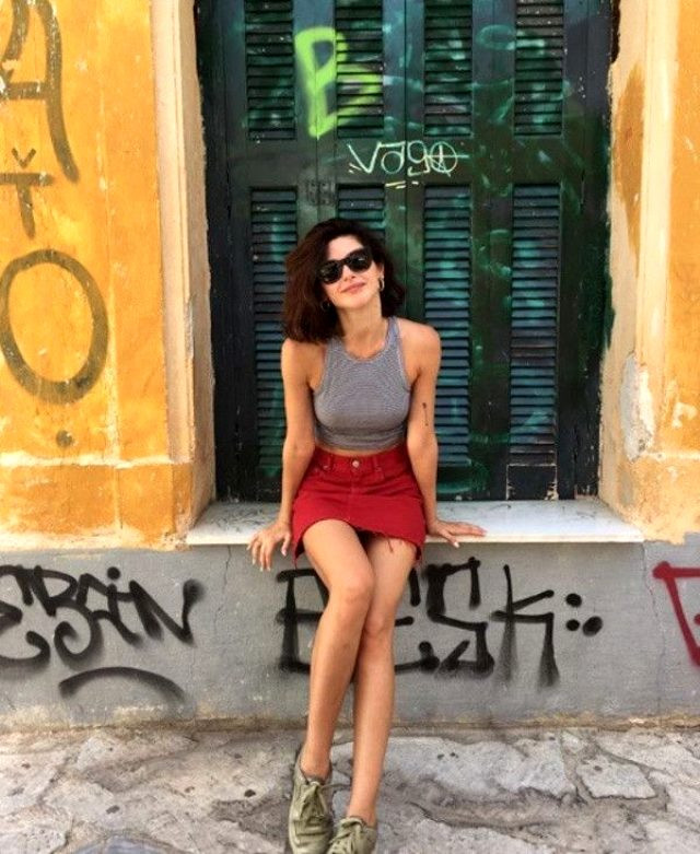 Nəsrin bu dəfə çarpayıda poz verdi - FOTOLAR