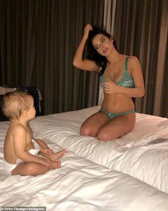 Körpəsi ilə yataqdan foto paylaşdı: tənqid edildi...