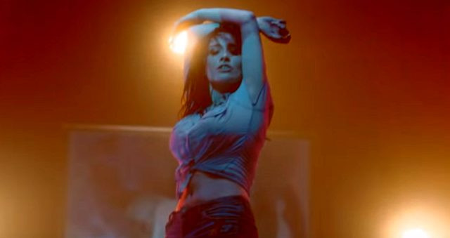 Məşhur müğənni  qızıl axtarışlarına soyunaraq etiraz etdi - VİDEO