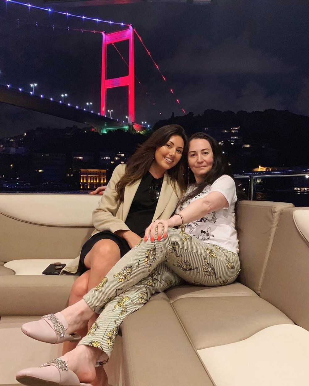 Sabiq nazirin oğlu müğənni xanımı ilə yaxta gəzintisində  (FOTOLAR)