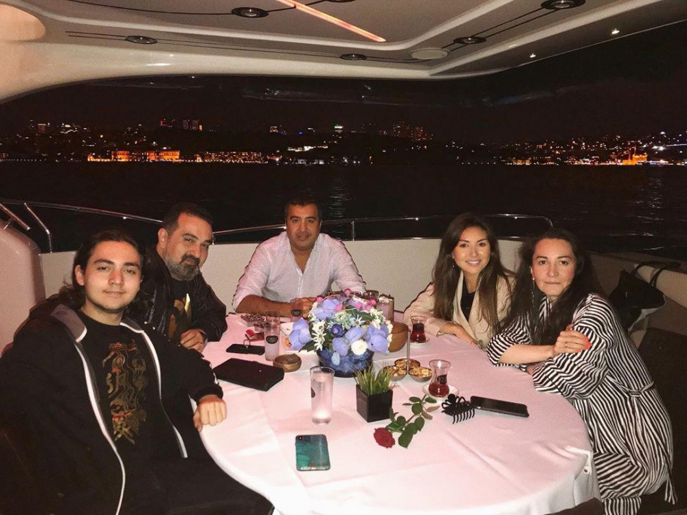 Sabiq nazirin oğlu müğənni xanımı ilə yaxta gəzintisində  (FOTOLAR)