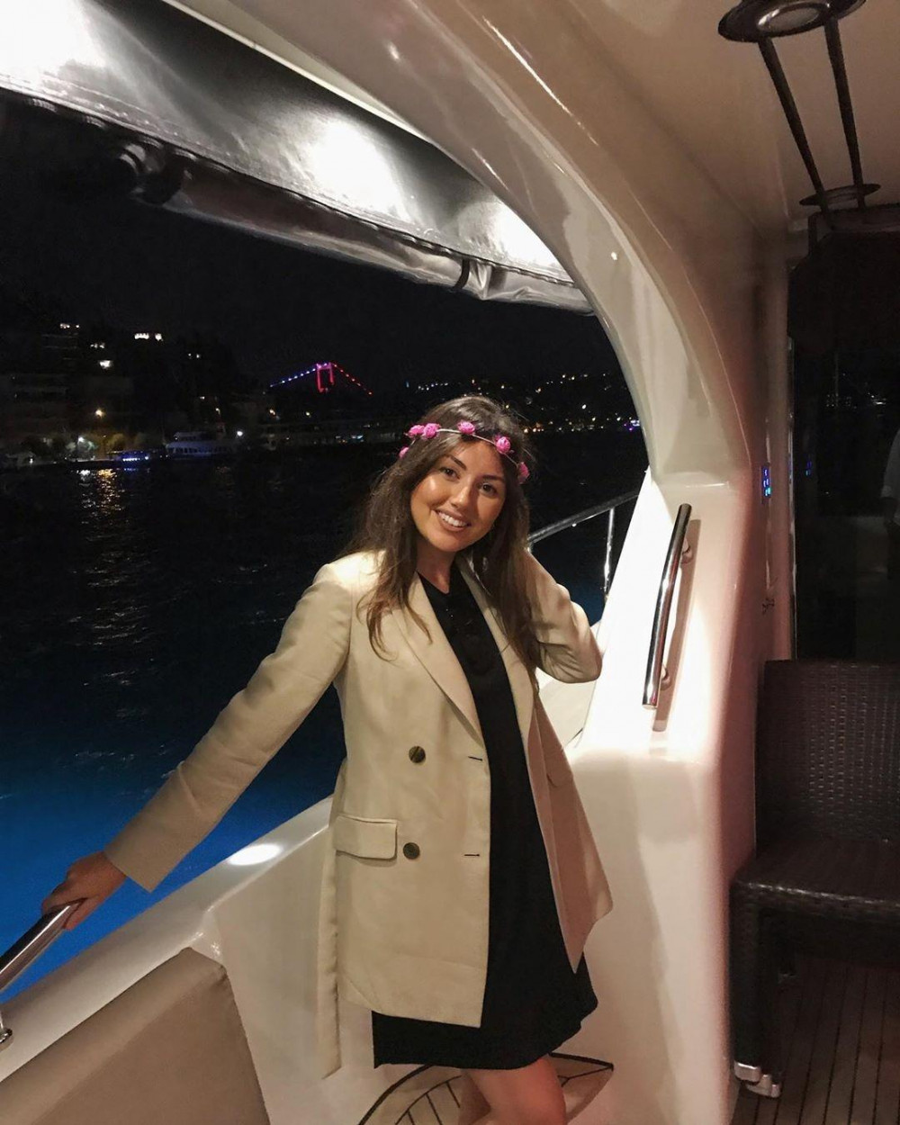 Sabiq nazirin oğlu müğənni xanımı ilə yaxta gəzintisində  (FOTOLAR)