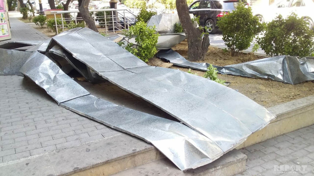 Bakıda güclü külək yaşayış binasının damını uçurdu - FOTOLAR