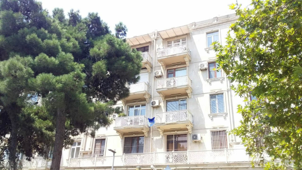 Bakıda güclü külək yaşayış binasının damını uçurdu - FOTOLAR