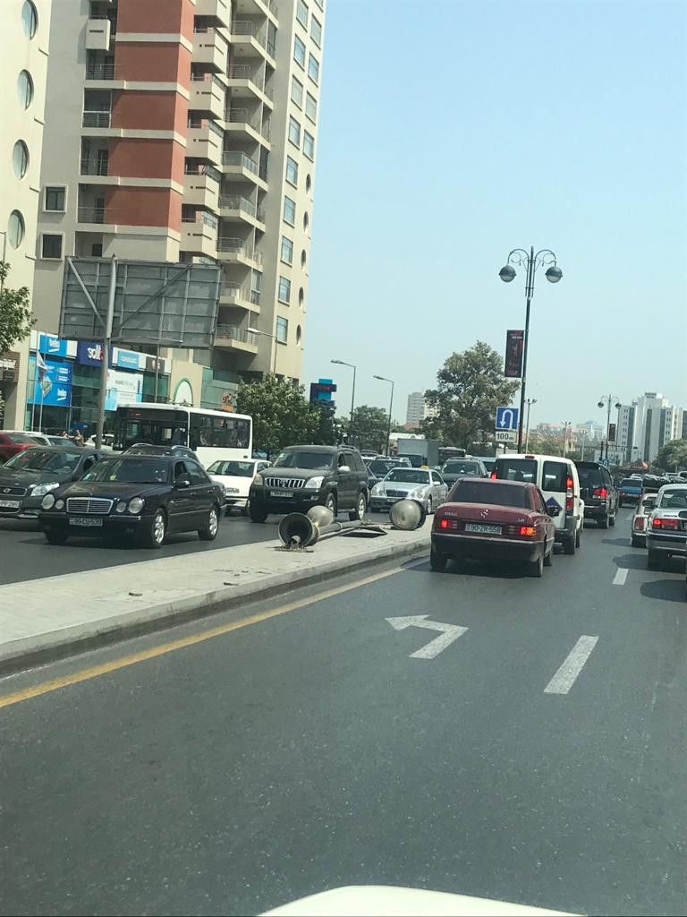 Bakıda külək işıq dirəyini aşırdı - FOTO