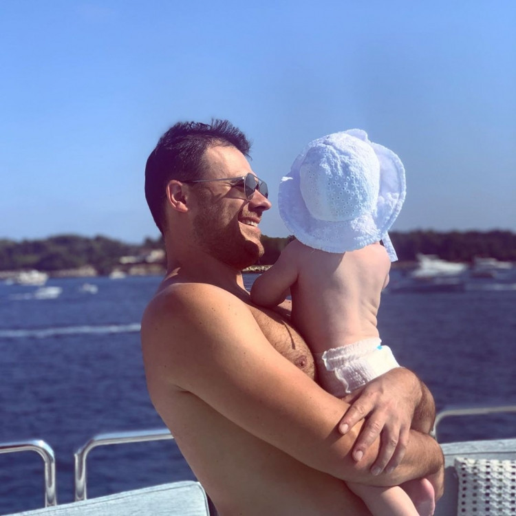 Emin 7 aylıq övladı ilə - FOTO