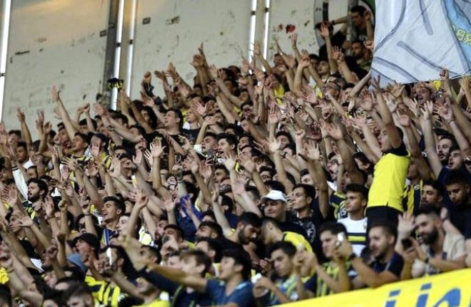 2:2 bərabərə bitən matçda oyundan çox ona baxdılar (FOTO)