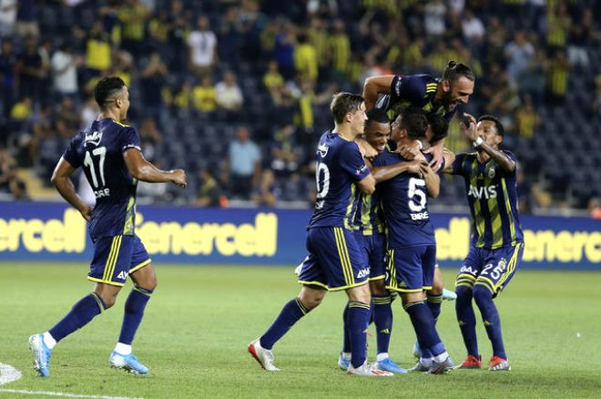 2:2 bərabərə bitən matçda oyundan çox ona baxdılar (FOTO)