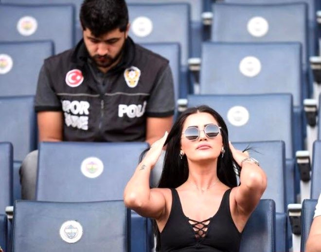 2:2 bərabərə bitən matçda oyundan çox ona baxdılar (FOTO)