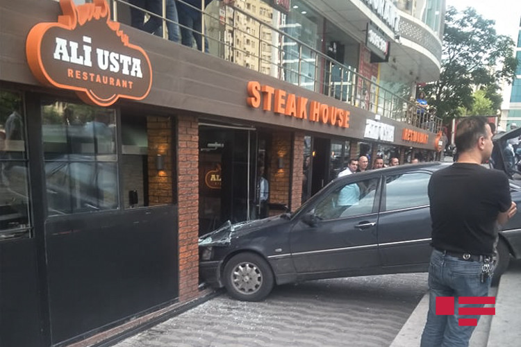 Bakıda avtomobil restorana çırpılıb - FOTO