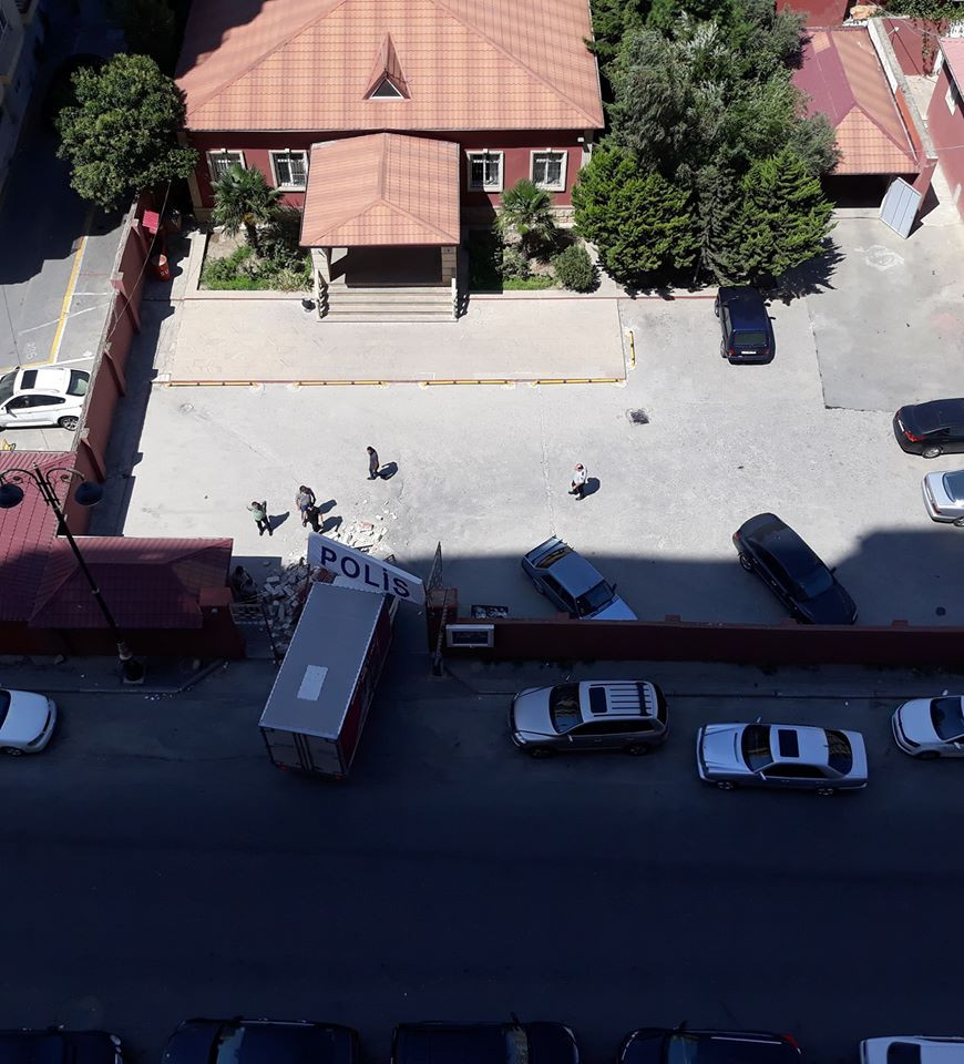 Bakıda yük maşını polis bölməsinə çırpıldı - Foto