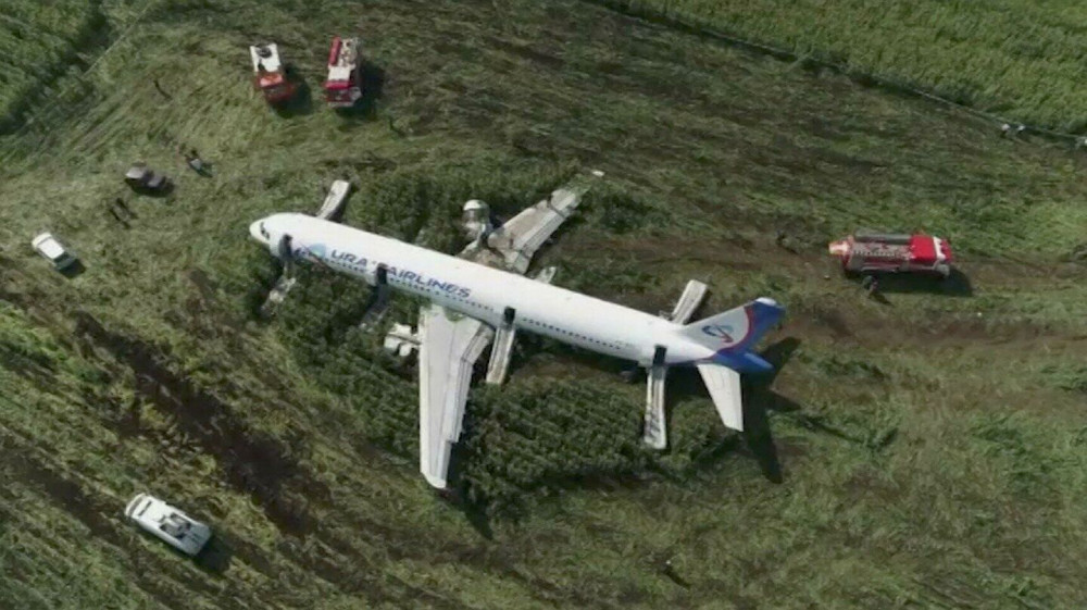 Putin quşlarla toqquşan təyyarənin pilotlarını mükafatlandıracaq - VİDEO