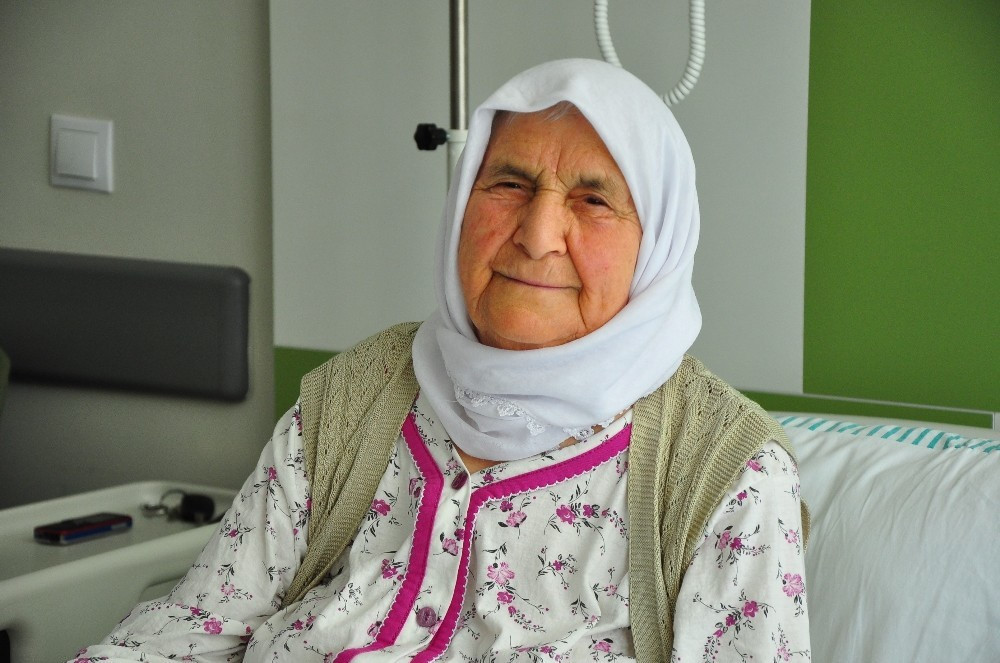 86 yaşlı qadının qarnından 12 kiloqramlıq kista çıxarıldı (Foto)