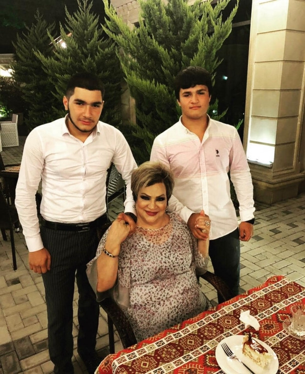 Afaq Bəşirqızı ad günündə nəvələri ilə (Fotolar)