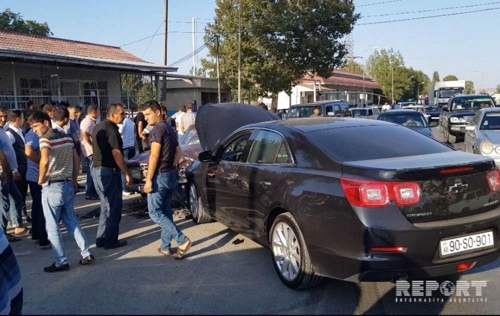 Toy karvanında olan maşın qəzaya düşdü: 6 yaralı var - FOTO