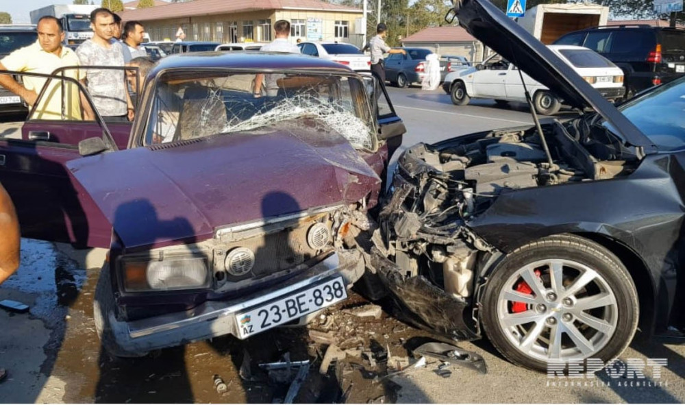 Toy karvanında olan maşın qəzaya düşdü: 6 yaralı var - FOTO