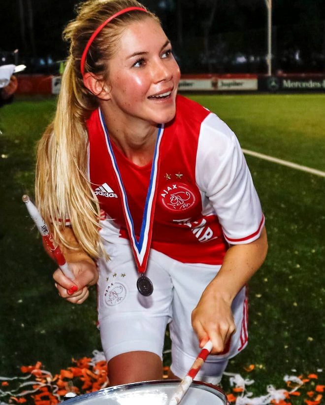 Məşhur futbolçu xanımı belə də görün! - FOTOLAR
