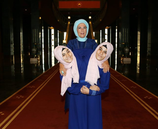 Prezident tələbə adı qazanan siam əkizləri ilə görüşdü - FOTO