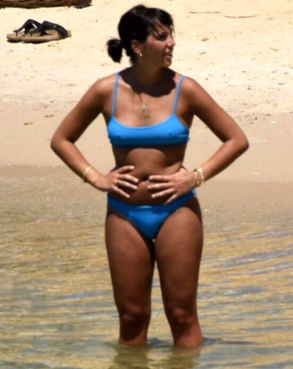 Hülya Avşarın qızından bikinili poz - FOTO