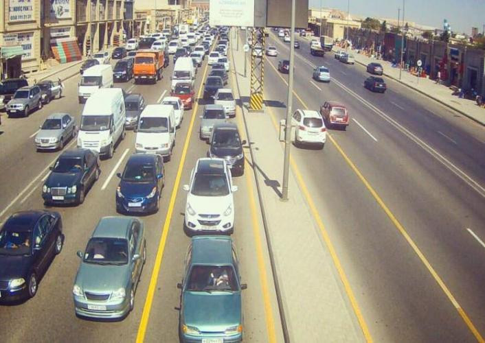 Yanacaq maşınındakı problem yolda tıxac yaratdı - FOTO