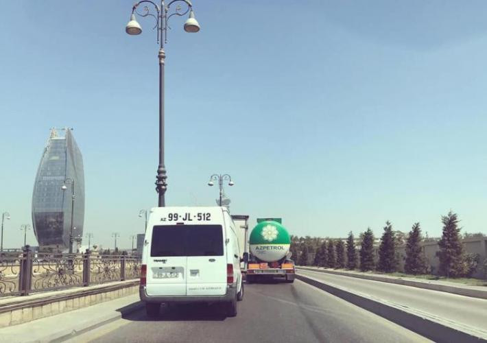 Yanacaq maşınındakı problem yolda tıxac yaratdı - FOTO