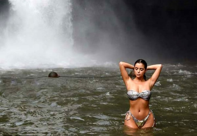 İlan dərisindən bikini geyindi - FOTO