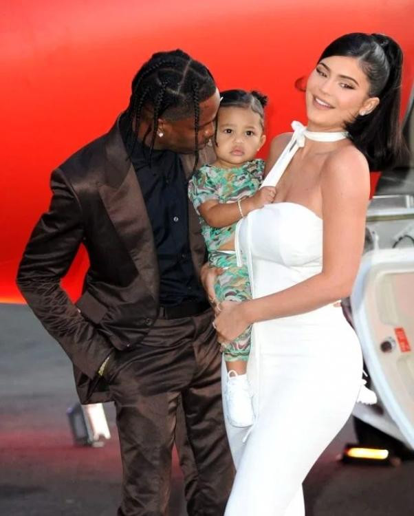 Qırmızı xalıda sevgilisinin ombasını sıxdı - FOTO