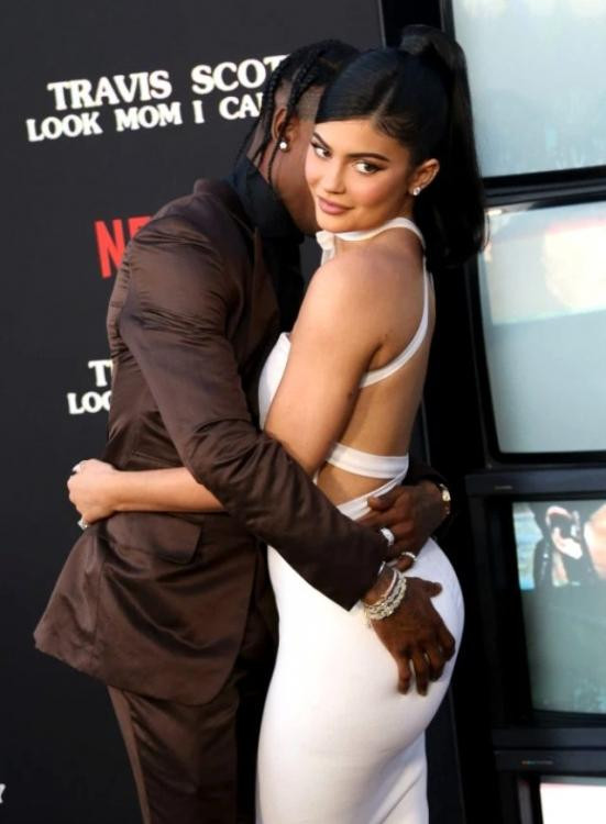 Qırmızı xalıda sevgilisinin ombasını sıxdı - FOTO