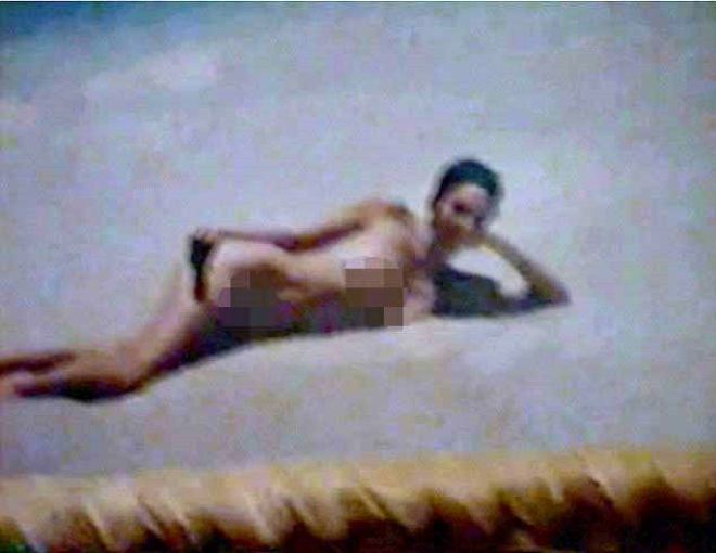 Trampın keçmiş dostunun evindən çılpaq qadın şəkilləri çıxdı - FOTOLAR