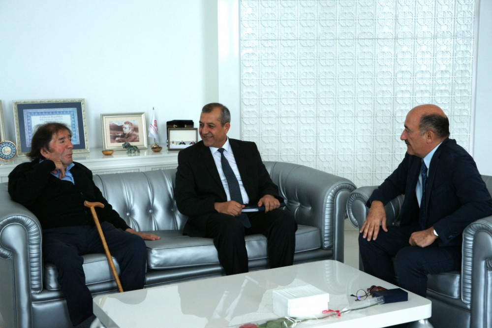 Nazir xəstə olan xalq şairini qəbul etdi - FOTO