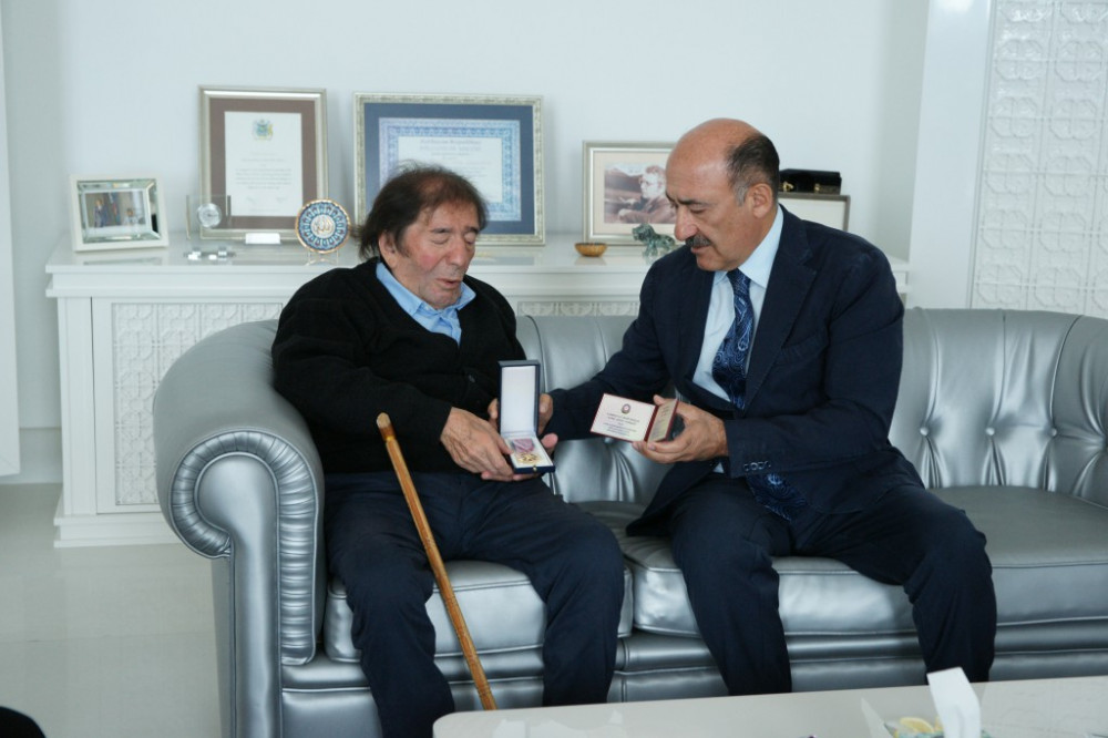 Nazir xəstə olan xalq şairini qəbul etdi - FOTO