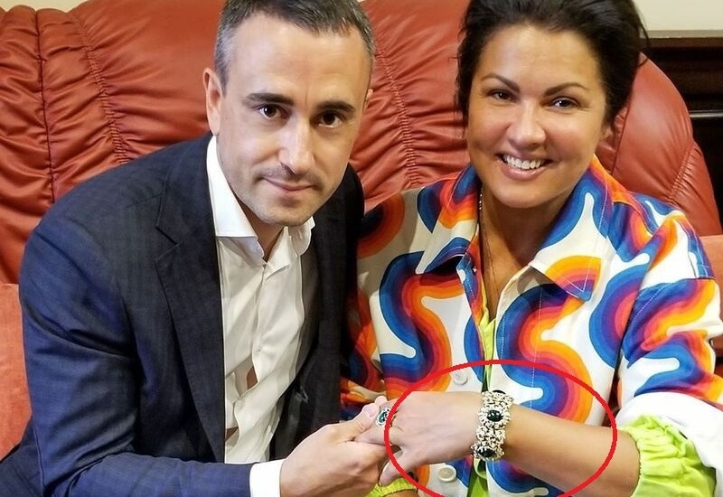 Xalq artisti arvadına 1 milyonluq qolbaq aldı - FOTO