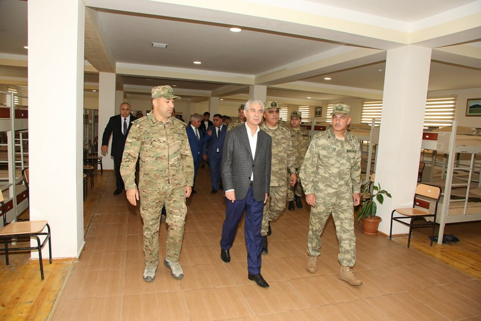 Əli Əhmədov əsgərlərlə nahar etdi - FOTOLAR