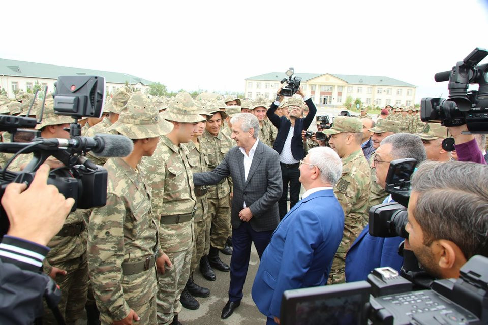 Əli Əhmədov əsgərlərlə nahar etdi - FOTOLAR