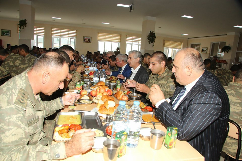 Əli Əhmədov əsgərlərlə nahar etdi - FOTOLAR
