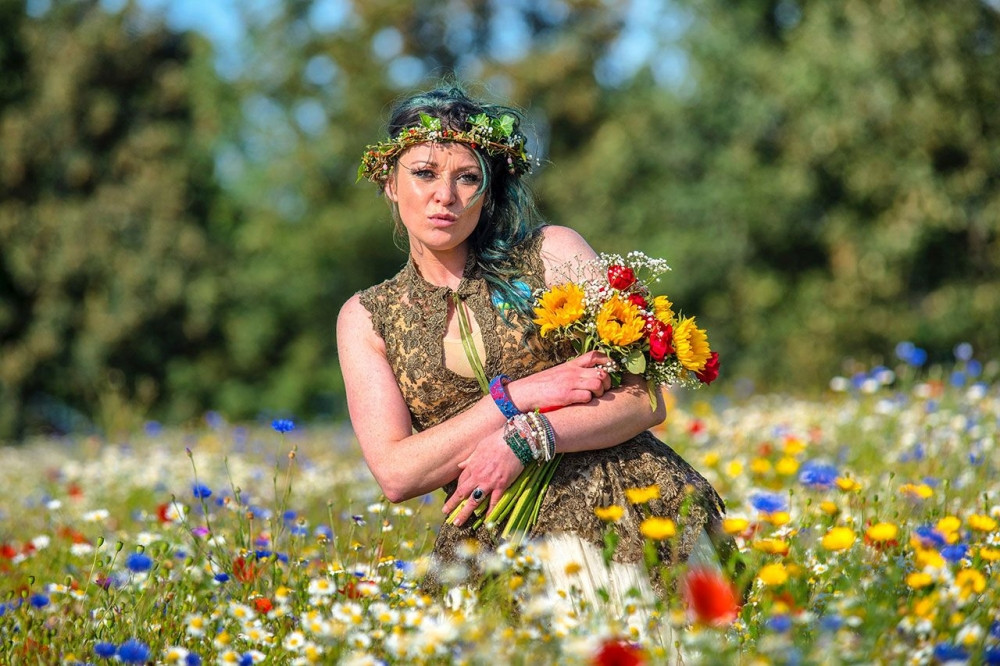 Qadın ağaca ərə getdi - FOTO