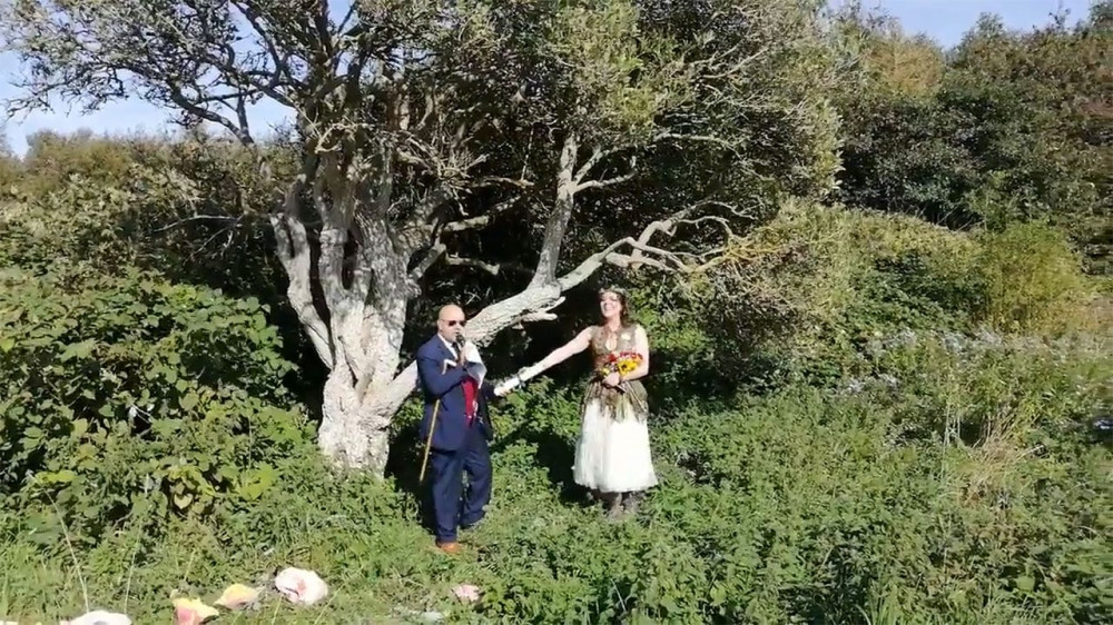 Qadın ağaca ərə getdi - FOTO